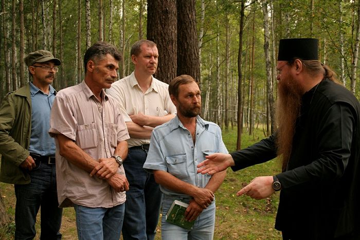 Meeting of Bishop Agapit with the searchers of the military-historical club, “Mountain Shield”. Left to right: L. G. Vokhmyakov, S. N. Malinnikov, N. B. Neiumin, S. O. Plotnikov. August 21, 2007.