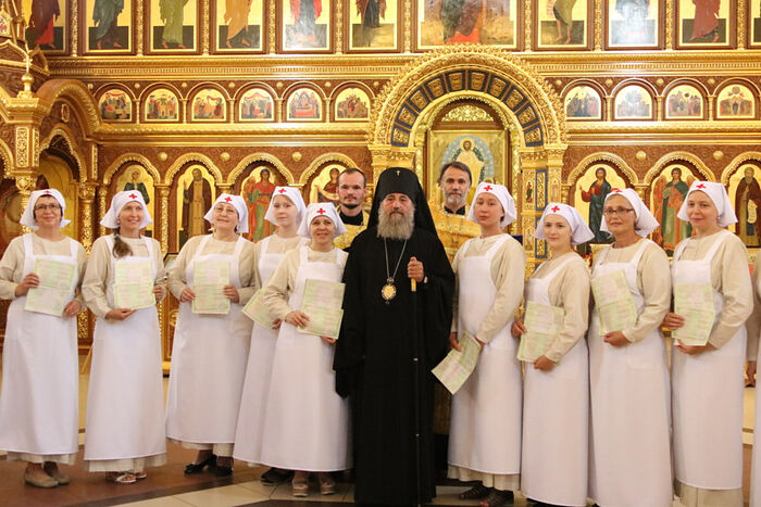 Архиепископ Калининградский и Балтийский Серафим и сестры милосердия