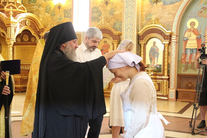 Архиепископ Калининградский и Балтийский Серафим благословляет сестру милосердия