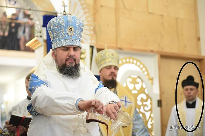 Constantinople recognized OCU leader serving with a Ukrainian Roman Catholic priest in the altar.