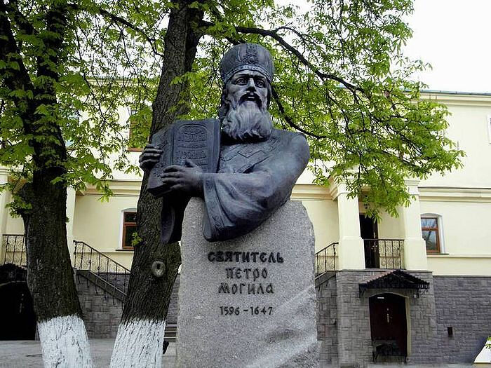 The monument to the Holy Hierarch Peter Mohyla outside the Kiev Theological Academy. Photo: np.pl.ua