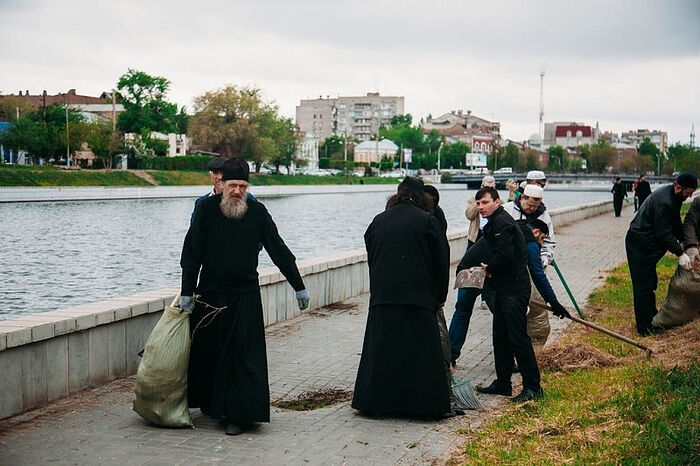 Субботник монахов. Фото: Астраханская епархия
