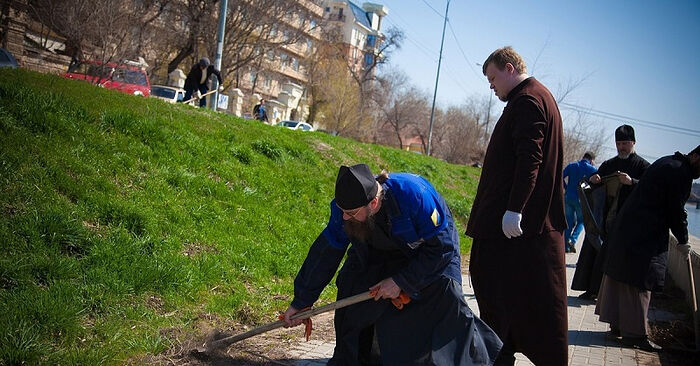 Монахи за работой. Фото: Астраханская епархия