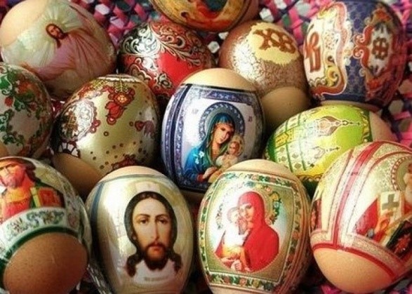 Пасхально оформленные куриные яйца с наклейками в виде икон