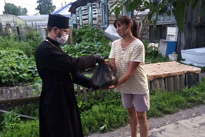 Передача продуктовой помощи нуждающимся в Бийской епархии