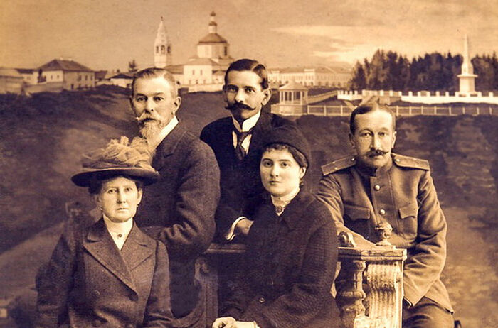 В Тобольске, И.Л. Татищев вверху слева