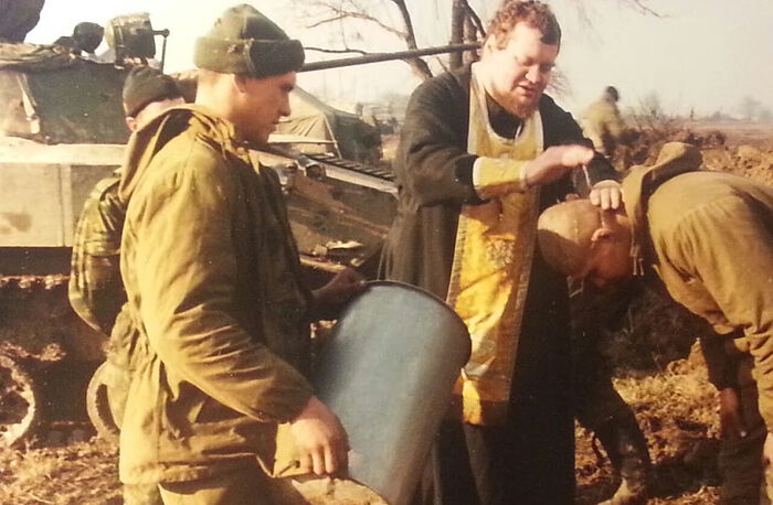 Отац Олег Стењајев крштава у Чеченији. Кум држи капсулу с водом