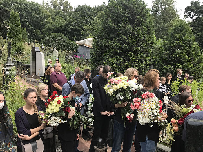 Молодежь на прощании с отцом Димитрием Таланкиным. Погребение на Даниловом кладбище
