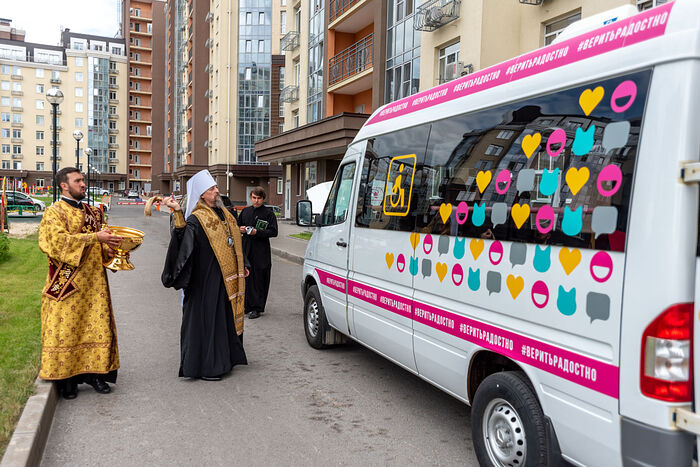 Митрополит Белгородский и Старооскольский Иоанн освящает автомобиль Свято-Елисаветинской обители милосердия