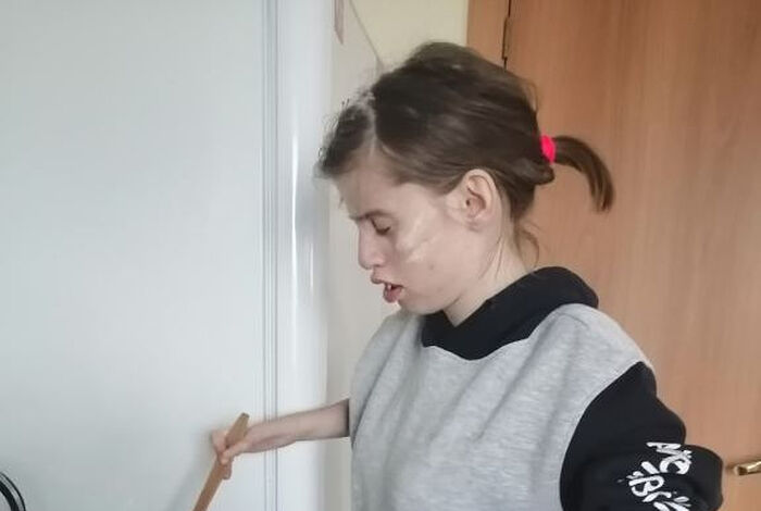 Юная жительница Дома сопровождаемого проживания Анастасия помогает на кухне
