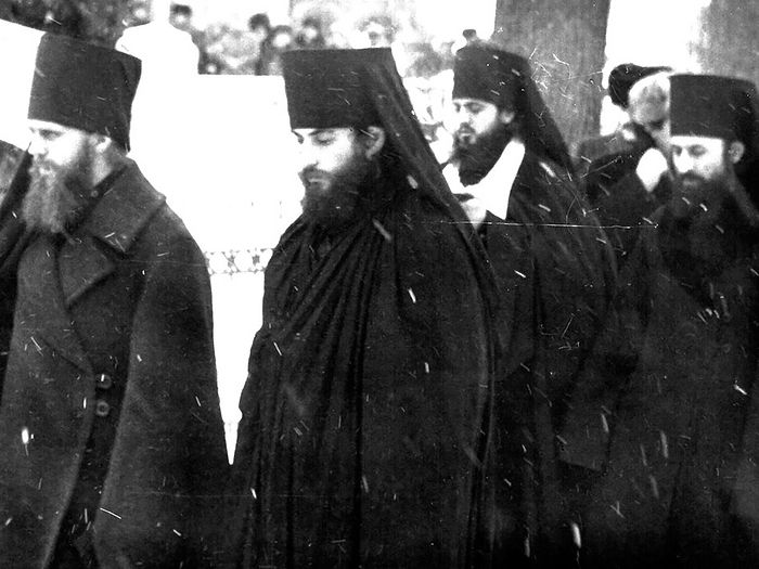 Δεκέμβριος 1986 Τριαδική Λαύρα του Αγίου Σεργίου. Αριστερά, ο ηγούμενος της Λαύρας, Αρχιμανδρίτης Αλέξι Κουτεπόφ, δίπλα του ο Ιεροδιάκονος Λόνγκιν (Κορτσάγκιν). Στην άκρη δεξιά ο επίτροπος του μοναστηριού, ηγούμενος Ονούφριι (Μπερεζόφσκι), νυν Μητροπολίτης Κιέβου και πάσης Ουκρανίας