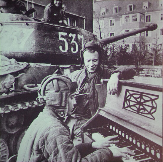 27 апреля 1945 г. Бреслау, экипаж танка ИС-2 лейтенанта Дегтярева. Фото Анатолий Егоров
