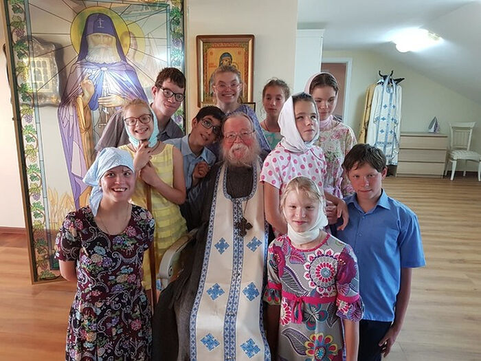 Протоиерей Иоанн Миронов с детьми центра приемных семей «Умиление»