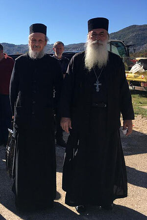 Отец Димитрий Таланкин с отцом Момчило Глоговац после Литургии на Покров в 2019 году в горном селе над Которской бухтой, Черногория