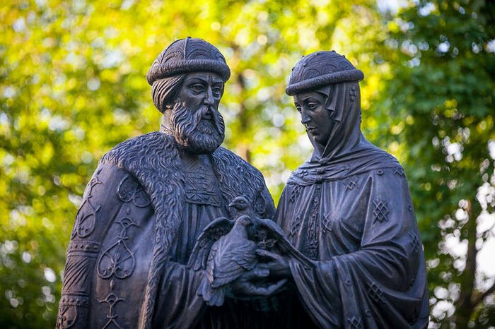 Statue of Sts. Peter and Febronia. Photo: Culture.ru