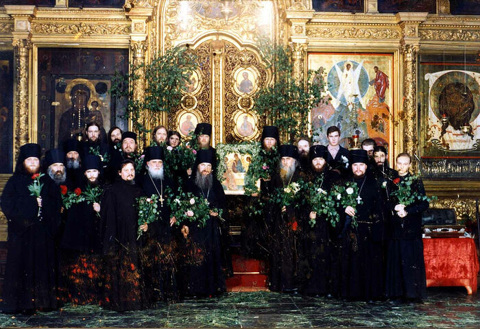 Наместник и братия Новоспасского монастыря. Троица. Саша Шевченко второй слева от иконы в верхнем ряду