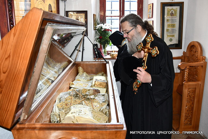 Met. Luke venerating the relics of St. Peter of Cetinje. Photo: mitropolija.com