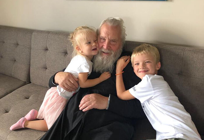 Ο πάτερ Γκεόργκιι Μπρέεφ με την εγγονή τού Αλεξάνδρα και με τον εγγονό τού Φιόντορ