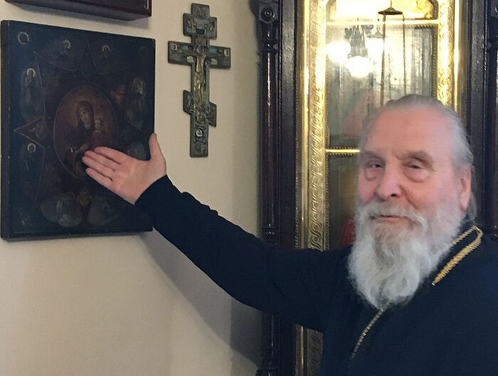 Ο πρωθιερέας Γκεόργκιι Μπρέεφ δείχνει την εικόνα "Φλεγόμενη Βάτος" στο κελλί του