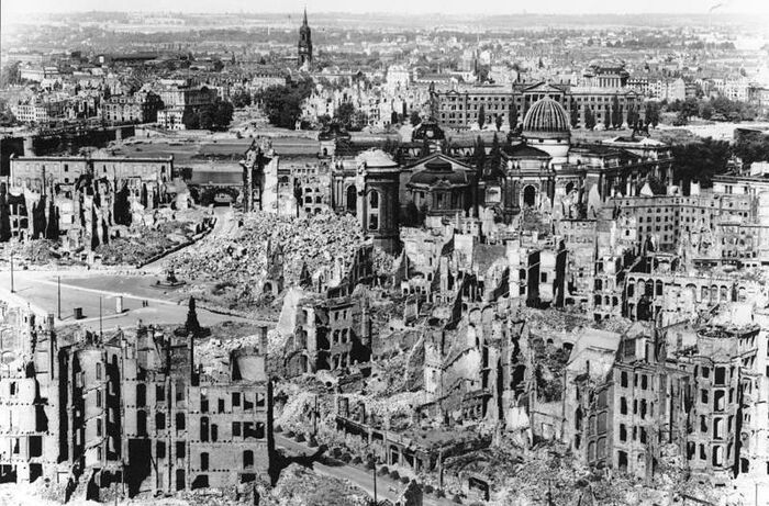 Дрезден после бомбежки