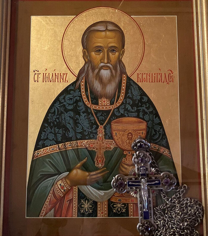 Икона святого праведного Иоанна Кронштадтского с наперсным крестом в киоте