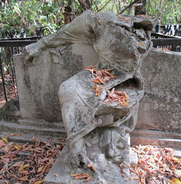 Одна из загадок старого кладбища