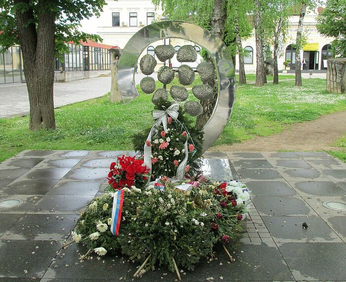 Памятник погибшим младенцам во время войны в Боснии