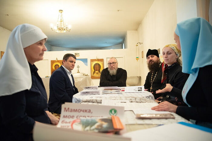 Круглый стол после открытия центра гуманитарной помощи в селе Кожевниково Томской епархии