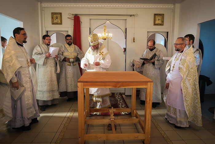 Преосвященнейший Павел, епископ Молодечненский и Столбцовский, освящает престол в храме
