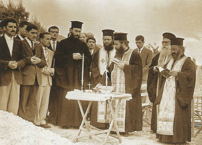 Ο πατήρ Τιμόθεος (αριστερά) στη θεμελίωση της Ιεράς Μονής Παρακλήτου, 20 Ιουλίου του 1963