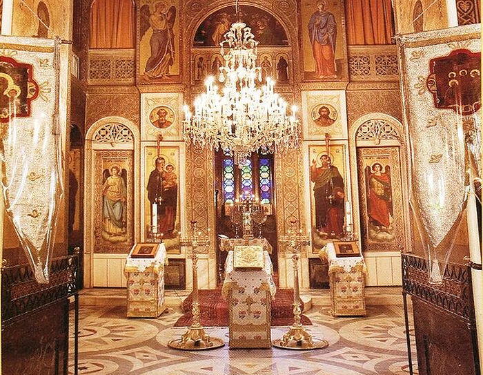 Το εσωτερικό του Ιερού Ναού της Αγίας Τριάδας