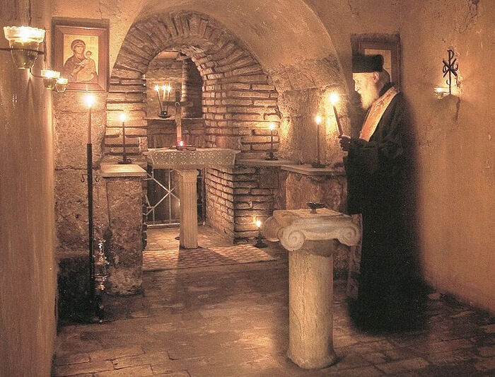 Ο πατήρ Τιμόθεος στις κατακόμβες κάτω από τον Ιερό Ναό της Αγίας Τριάδας