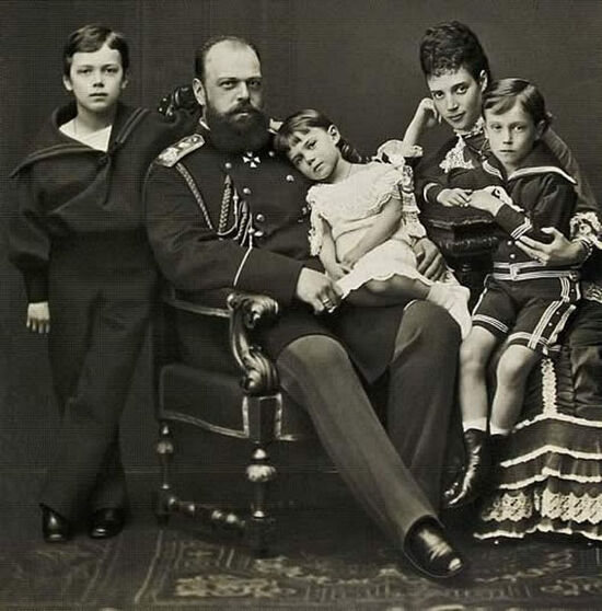 Александр III с Марией Федоровной и старшими детьми