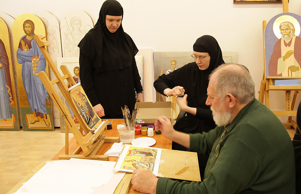 Class with Prof. E. N. Maximov. The sisters learn to preserve the idea of ancient icons while changing their “format”