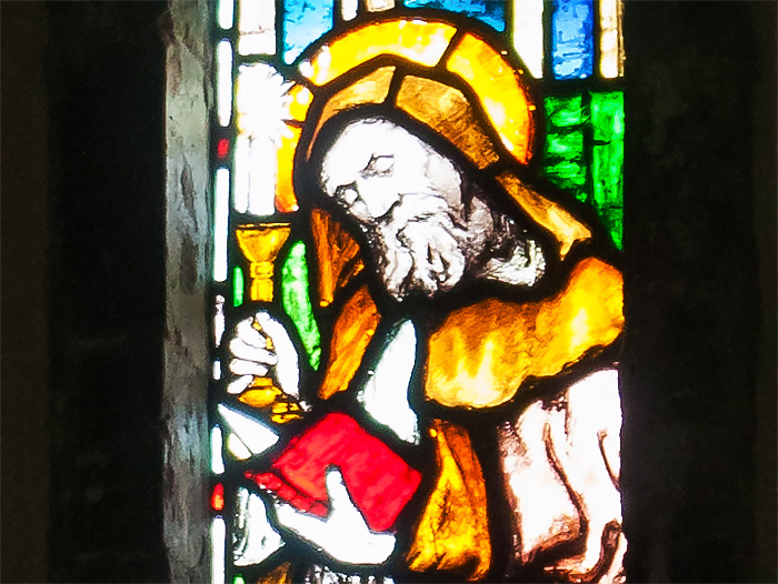 Витраж с изображением прп. Адомнана в соборе города Рафо, Ирландия