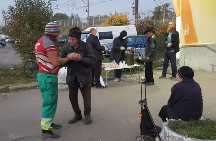 Кормление бездомных волонтерами фонда «Благо Дари» в Гатчине