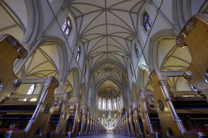 Внутри собора свв. Юнана (Адомнана) и Колумбы в Леттеркенни, Ирландия (фото любезно предоставлено собором) 