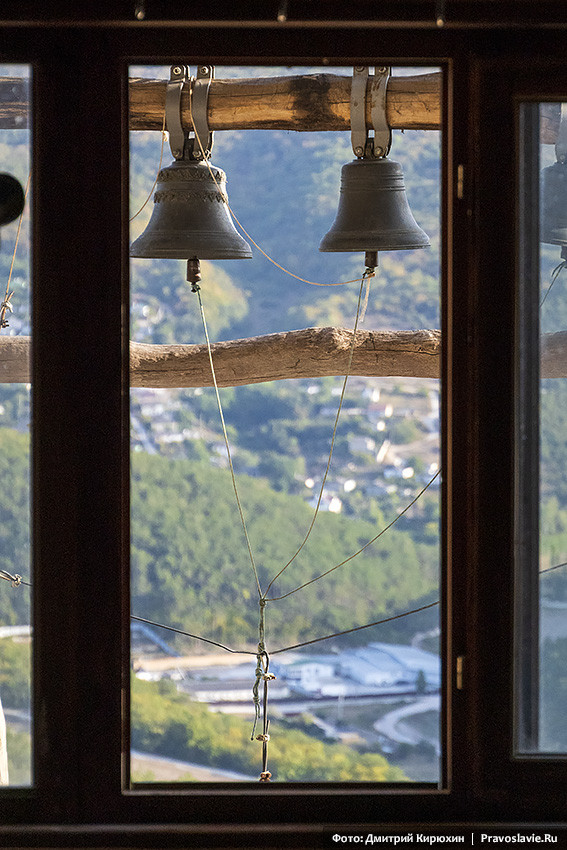 Vue depuis la fenêtre du Saint Temple de Saint Sava le Bienheureux dans le clocher