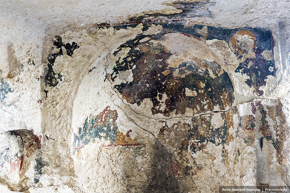 Dans l'une des grottes de la ville d'Eski-Kermen.  Le reste des peintures murales est montré