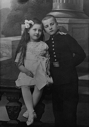 Кадет Иван Жданов с сестрой. В 1918 г. выброшены большевиками из окна