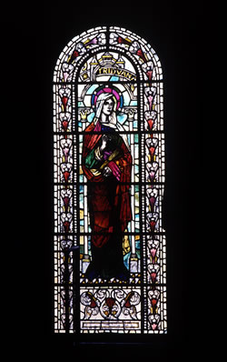 Витраж с изображением св. Тридуаны в соборе св. Магна в городе Керкуолл, Оркнейские острова (источник: Sites.scran.ac.uk)