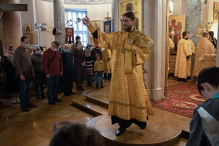 На службе, в храме Святого благоверного царевича Димитрия (Москва)