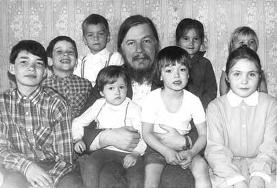 Отец Димитрий Смирнов всегда говорил, что у него 50 (и более) детей. Основал три приюта, многим помогал