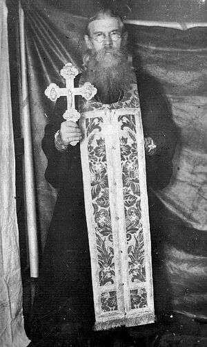 Отец Петр Чесноков с крестом