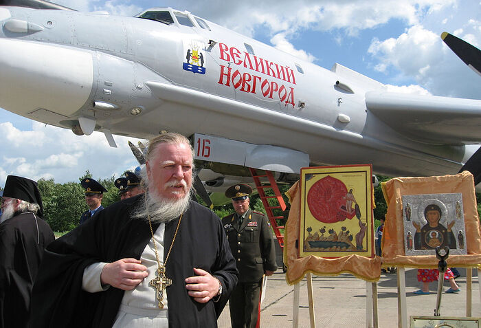 Протојереј Димитрије Смирнов код авиона ТУ-95МС „Велики Новгород“