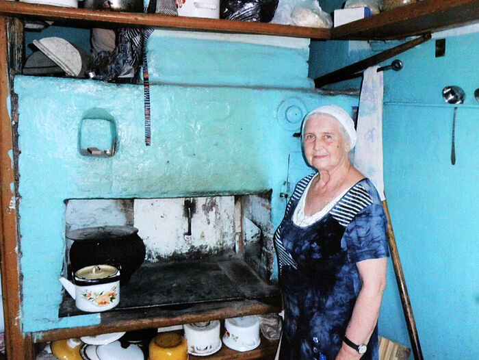 Вера Николаевна в бывшем доме своего папы, священномученика Николая, в селе Бым