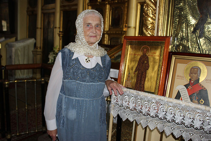 Вера Николаевна Данилова с иконой своего папы, священномученика Николая Тохтуева