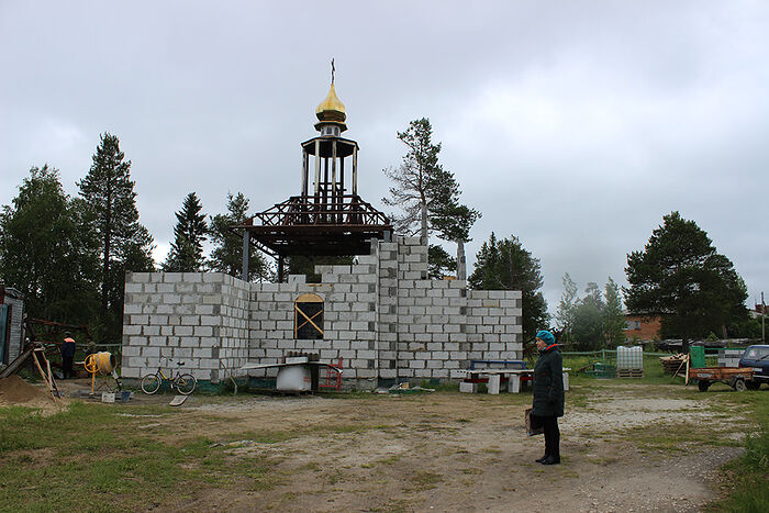 Лидия Ершакова у строящегося храма
