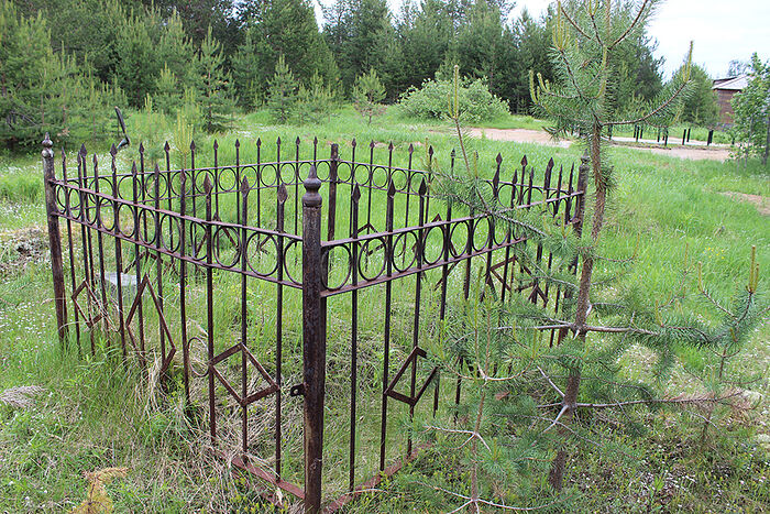 Некоторые безымянные могилы на кладбище узников лагеря огорожены
