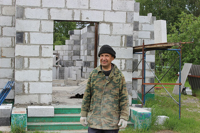 Прихожанин храма Иоанна Предтечи города Печоры Владимир Резников помогает строить церковь в Изъяю